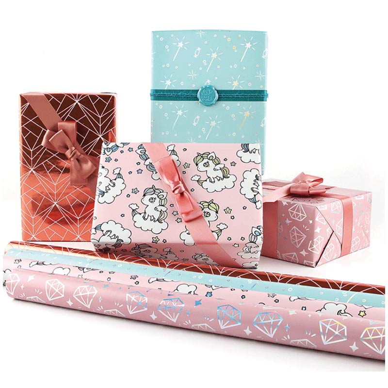 Glitzerndes Geschenkpapier für alle Anlässe mit bedruckten Feiertags- und Anlasselementen