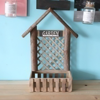 Hausförmige Wanddekoration aus Holz im Landhausstil mit Gittern und kleinem Stauraum