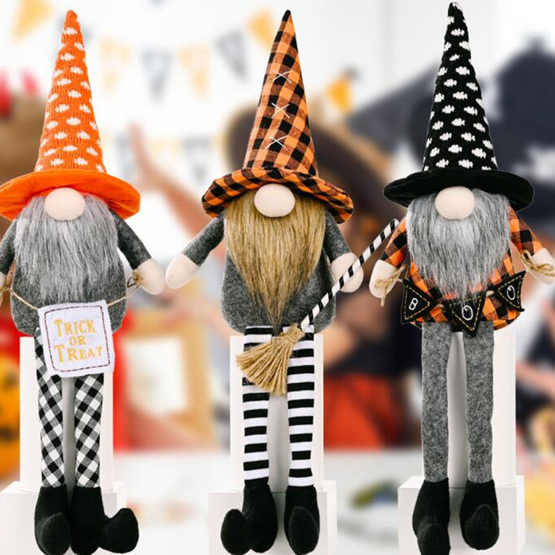 Halloween-Puppen mit langen Beinen und Gitterhüten als Dekoration