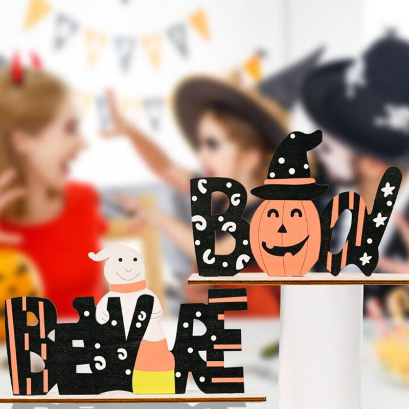 Halloween-Tischdekoration mit hölzernen Worten in den Farben Orange und Schwarz